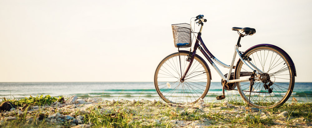 bakgrund med en cykel vid en strand